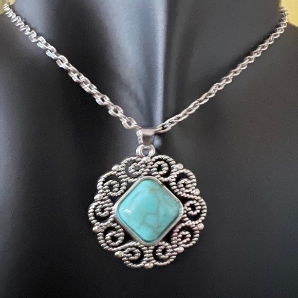 Amazing elegant set of necklace and earring - Picture 3 of 5